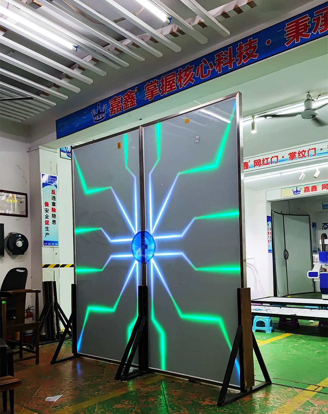 科技感清吧手掌感应发光门定制