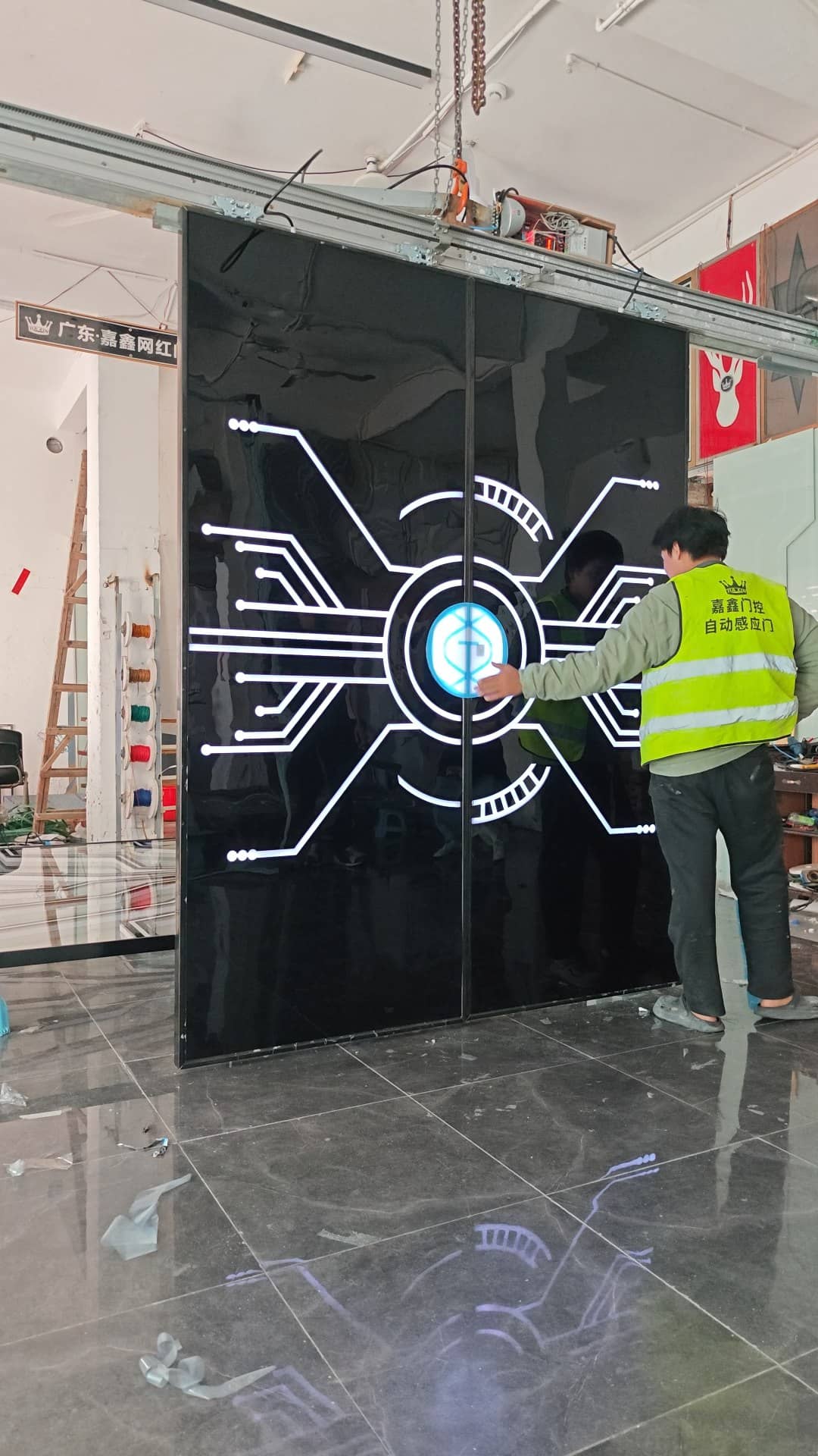 科技感十足的科技门 智能掌控网红自动门