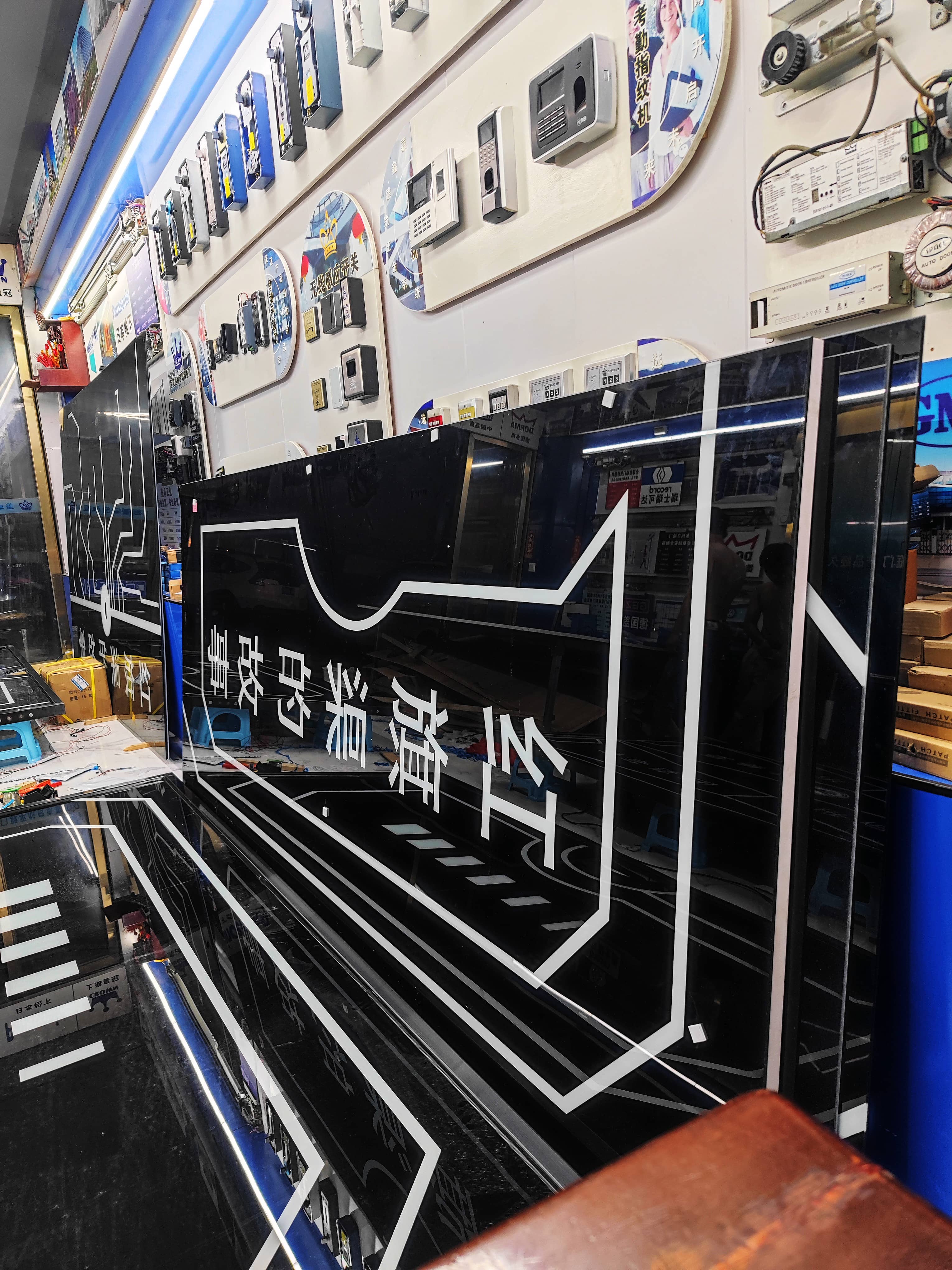 炫酷门. 酒吧门